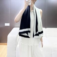 2026秋冬新品 Chanel 140方形披肩 30%真丝70%羊绒 黑与乳白 马修.布拉齐将自己的首个系列作品构思为 2026秋冬新品 Chanel 140方形披肩 30%真丝70%羊绒 黑与乳白 马修.布拉齐将自己的首个系列作品构思为