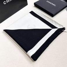 2026秋冬新品 Chanel 140方形披肩 30%真丝70%羊绒 黑与乳白 马修.布拉齐将自己的首个系列作品构思为 2026秋冬新品 Chanel 140方形披肩 30%真丝70%羊绒 黑与乳白 马修.布拉齐将自己的首个系列作品构思为