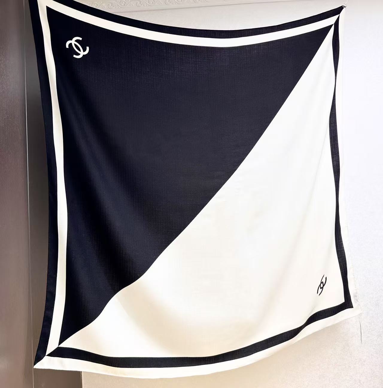 2026秋冬新品 Chanel 140方形披肩 30%真丝70%羊绒 黑与乳白 马修.布拉齐将自己的首个系列作品构思为 2026秋冬新品 Chanel 140方形披肩 30%真丝70%羊绒 黑与乳白 马修.布拉齐将自己的首个系列作品构思为