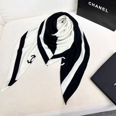 2026秋冬新品 Chanel 140方形披肩 30%真丝70%羊绒 黑与乳白 马修.布拉齐将自己的首个系列作品构思为 2026秋冬新品 Chanel 140方形披肩 30%真丝70%羊绒 黑与乳白 马修.布拉齐将自己的首个系列作品构思为