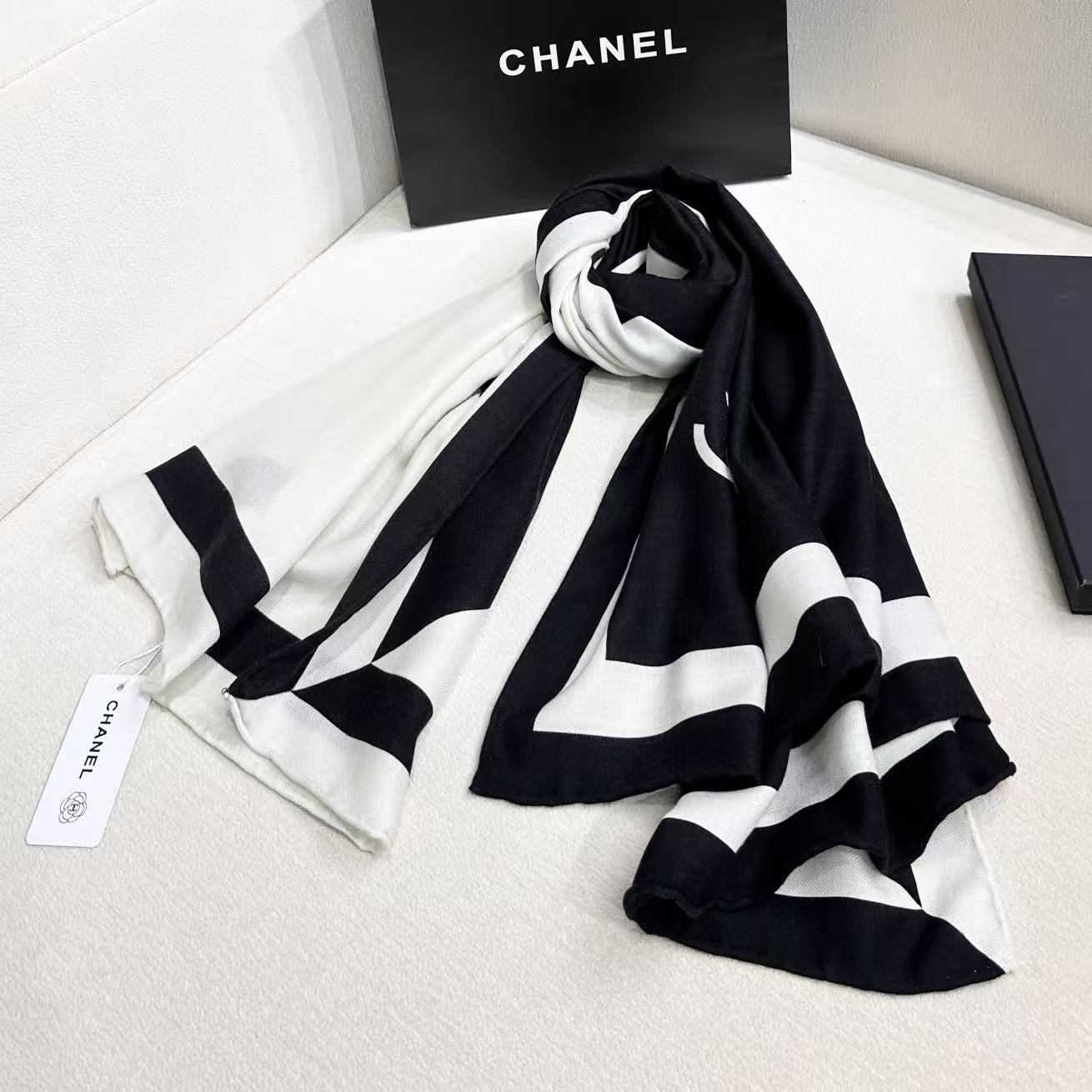 2026秋冬新品 Chanel 140方形披肩 30%真丝70%羊绒 黑与乳白 马修.布拉齐将自己的首个系列作品构思为 2026秋冬新品 Chanel 140方形披肩 30%真丝70%羊绒 黑与乳白 马修.布拉齐将自己的首个系列作品构思为
