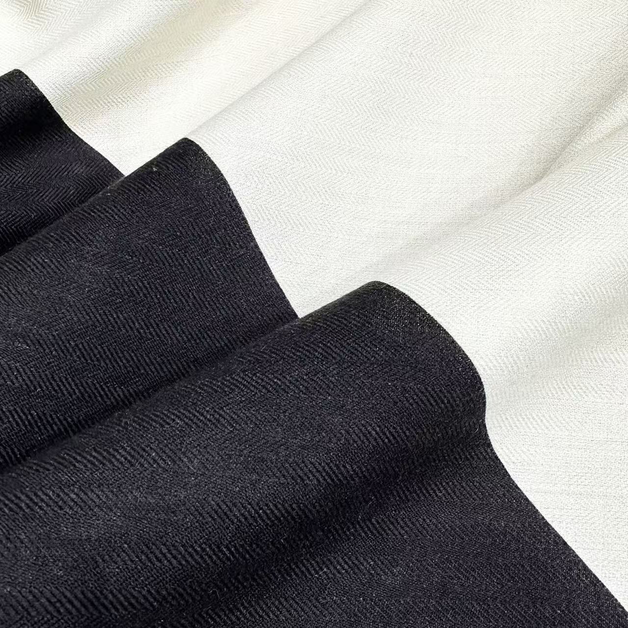 2026秋冬新品 Chanel 140方形披肩 30%真丝70%羊绒 黑与乳白 马修.布拉齐将自己的首个系列作品构思为 2026秋冬新品 Chanel 140方形披肩 30%真丝70%羊绒 黑与乳白 马修.布拉齐将自己的首个系列作品构思为