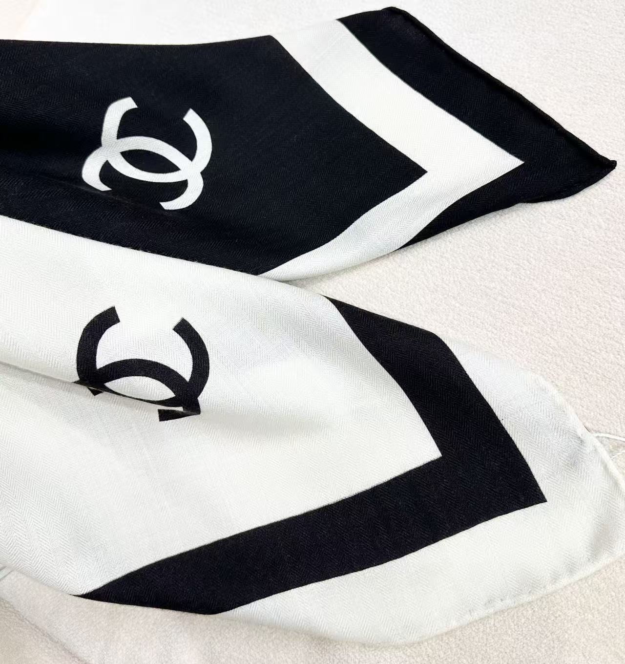 2026秋冬新品 Chanel 140方形披肩 30%真丝70%羊绒 黑与乳白 马修.布拉齐将自己的首个系列作品构思为 2026秋冬新品 Chanel 140方形披肩 30%真丝70%羊绒 黑与乳白 马修.布拉齐将自己的首个系列作品构思为