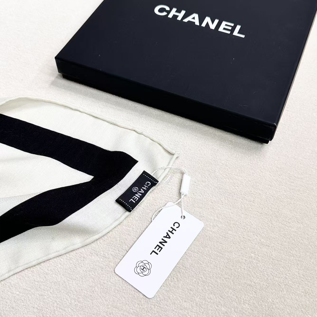 2026秋冬新品 Chanel 140方形披肩 30%真丝70%羊绒 黑与乳白 马修.布拉齐将自己的首个系列作品构思为 2026秋冬新品 Chanel 140方形披肩 30%真丝70%羊绒 黑与乳白 马修.布拉齐将自己的首个系列作品构思为