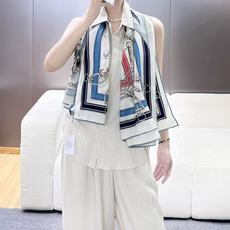 “传奇鞍辔”140披肩 手工卷边山羊绒和真丝混纺披肩(70%山羊绒,30%桑蚕丝)。这款迷人的140披肩令您散发内在优雅 “传奇鞍辔”140披肩 手工卷边山羊绒和真丝混纺披肩(70%山羊绒,30%桑蚕丝)。这款迷人的140披肩令您散发内在优雅