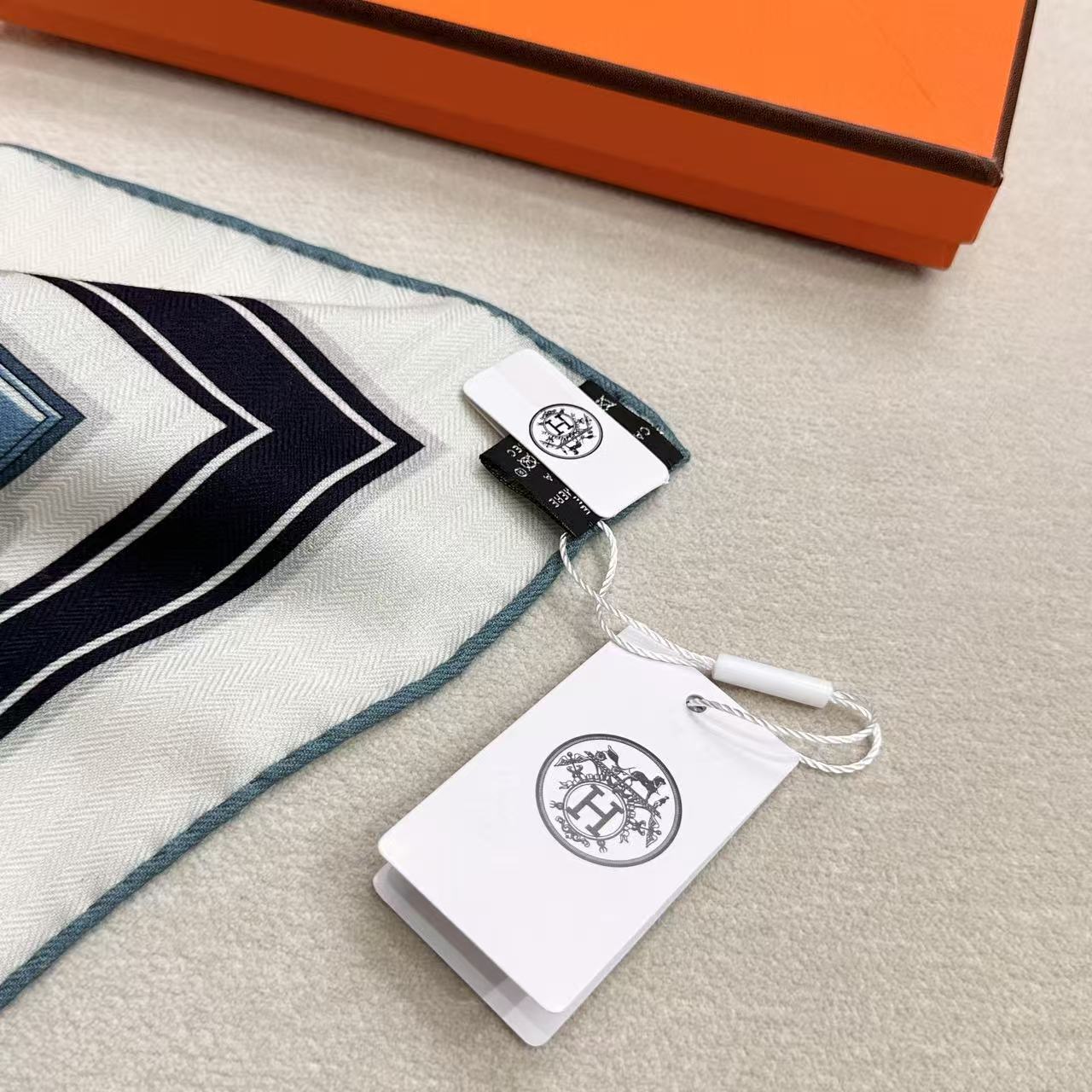 “传奇鞍辔”140披肩 手工卷边山羊绒和真丝混纺披肩（70%山羊绒，30%桑蚕丝）。这款迷人的140披肩令您散发内在优雅