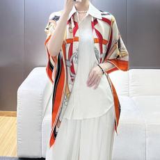 “传奇鞍辔”140披肩 手工卷边山羊绒和真丝混纺披肩(70%山羊绒,30%桑蚕丝)。这款迷人的140披肩令您散发内在优雅 “传奇鞍辔”140披肩 手工卷边山羊绒和真丝混纺披肩(70%山羊绒,30%桑蚕丝)。这款迷人的140披肩令您散发内在优雅