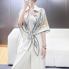 “传奇鞍辔”140披肩 手工卷边山羊绒和真丝混纺披肩(70%山羊绒,30%桑蚕丝)。这款迷人的140披肩令您散发内在优雅 “传奇鞍辔”140披肩 手工卷边山羊绒和真丝混纺披肩(70%山羊绒,30%桑蚕丝)。这款迷人的140披肩令您散发内在优雅