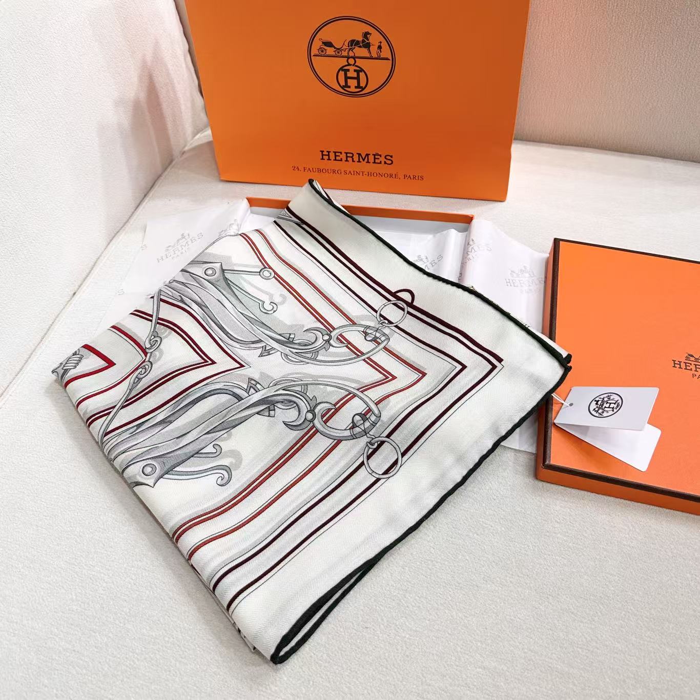 “传奇鞍辔”140披肩 手工卷边山羊绒和真丝混纺披肩（70%山羊绒，30%桑蚕丝）。这款迷人的140披肩令您散发内在优雅