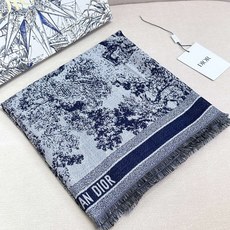 ▪️气质出众的不得了!Dior的稀有限量设计】这款属于我声嘶力竭推荐新朋友老朋友都要收,高级的特殊面料质感和超赞的Dio ▪️气质出众的不得了!Dior的稀有限量设计】这款属于我声嘶力竭推荐新朋友老朋友都要收,高级的特殊面料质感和超赞的Dio