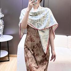 ❤骏马新城”140披肩 手工卷边山羊绒和真丝混纺披肩(70%山羊绒,30%桑蚕丝)。 这款迷人的140披肩令您散发内在优 ❤骏马新城”140披肩 手工卷边山羊绒和真丝混纺披肩(70%山羊绒,30%桑蚕丝)。 这款迷人的140披肩令您散发内在优