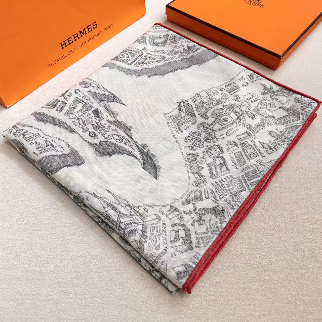 ❤骏马新城”140披肩 手工卷边山羊绒和真丝混纺披肩(70%山羊绒,30%桑蚕丝)。 这款迷人的140披肩令您散发内在优 ❤骏马新城”140披肩 手工卷边山羊绒和真丝混纺披肩(70%山羊绒,30%桑蚕丝)。 这款迷人的140披肩令您散发内在优