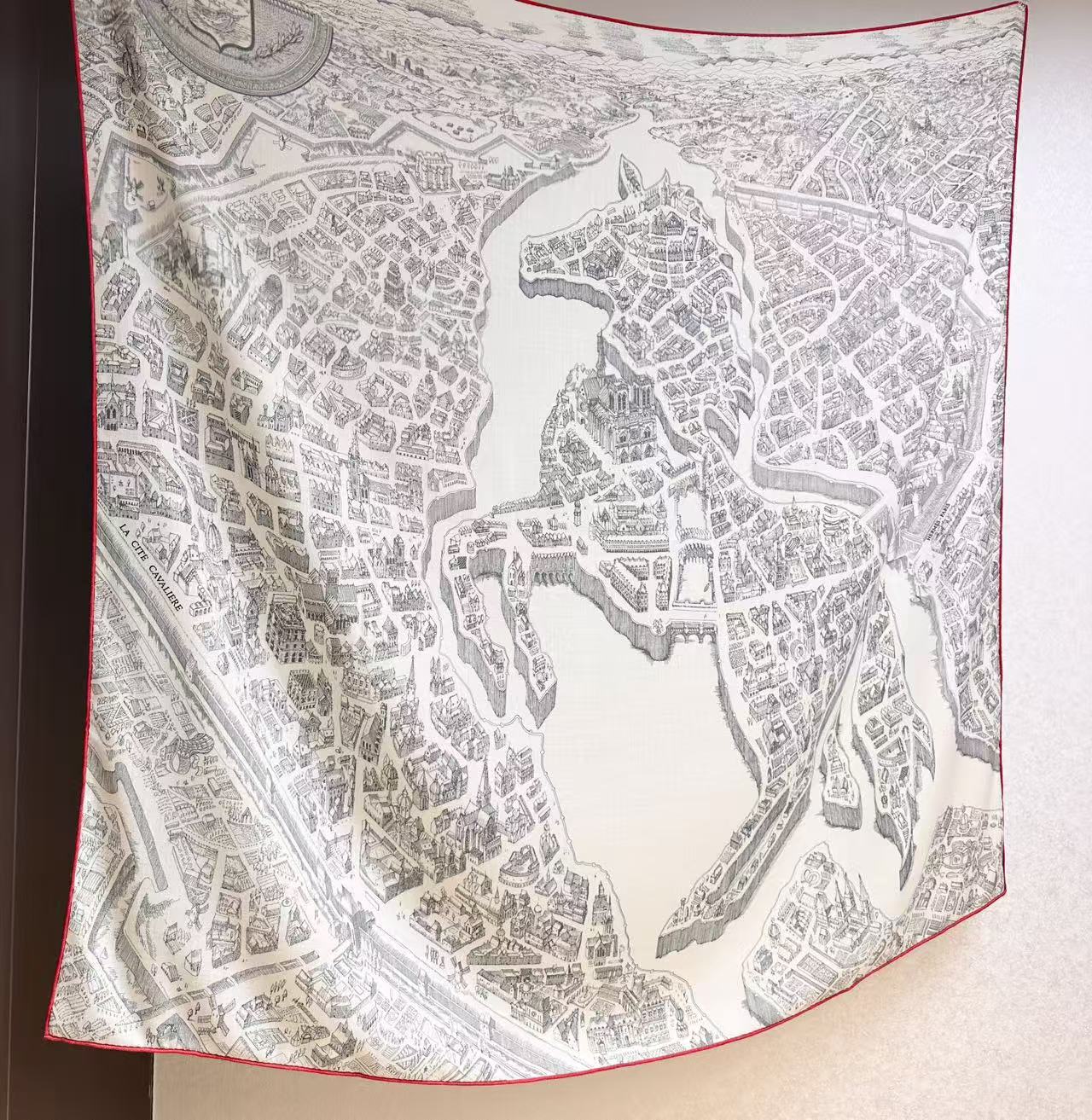 ❤骏马新城”140披肩 手工卷边山羊绒和真丝混纺披肩(70%山羊绒,30%桑蚕丝)。 这款迷人的140披肩令您散发内在优 ❤骏马新城”140披肩 手工卷边山羊绒和真丝混纺披肩(70%山羊绒,30%桑蚕丝)。 这款迷人的140披肩令您散发内在优