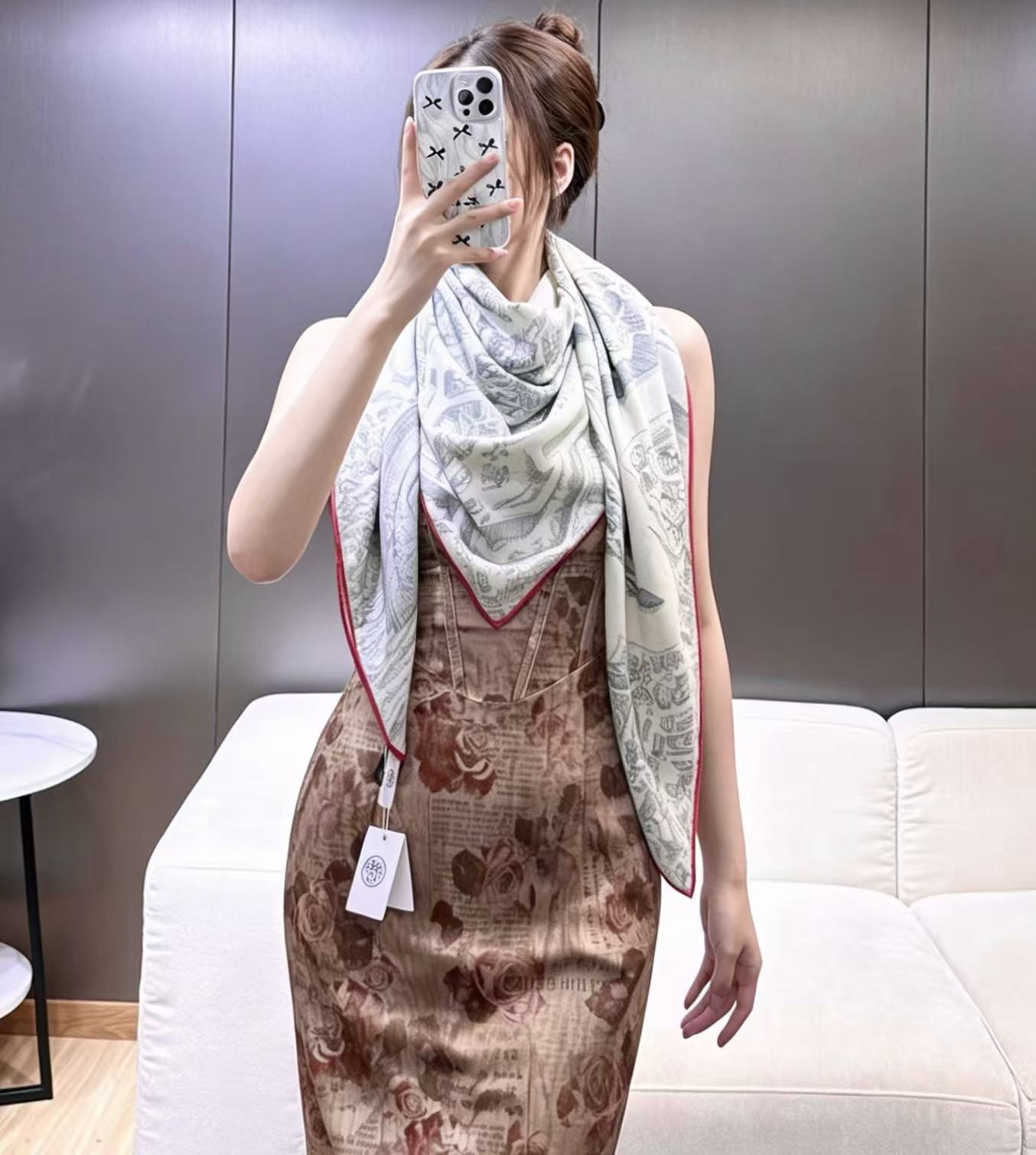 ❤骏马新城”140披肩 手工卷边山羊绒和真丝混纺披肩(70%山羊绒,30%桑蚕丝)。 这款迷人的140披肩令您散发内在优 ❤骏马新城”140披肩 手工卷边山羊绒和真丝混纺披肩(70%山羊绒,30%桑蚕丝)。 这款迷人的140披肩令您散发内在优
