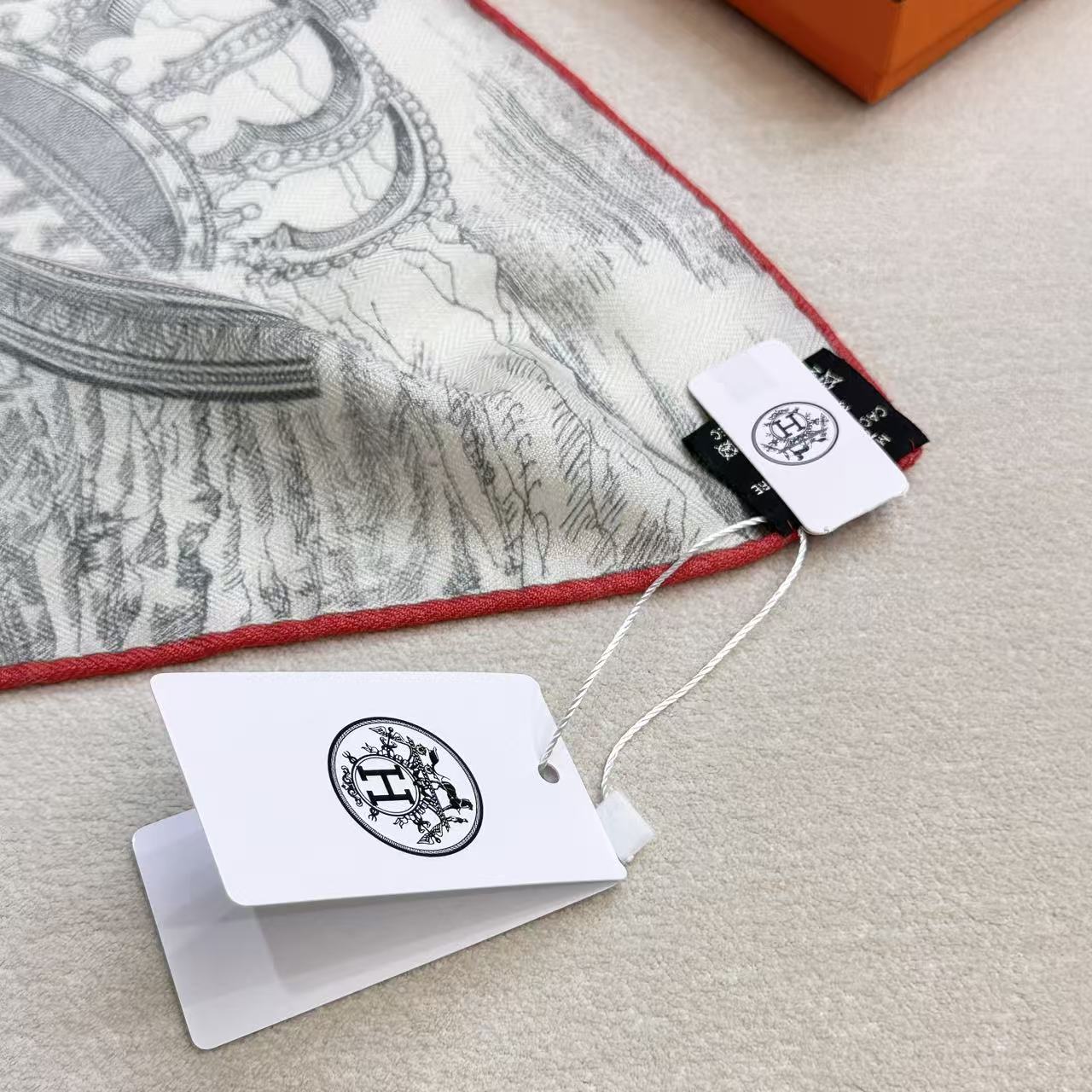 ❤骏马新城”140披肩 手工卷边山羊绒和真丝混纺披肩(70%山羊绒,30%桑蚕丝)。 这款迷人的140披肩令您散发内在优 ❤骏马新城”140披肩 手工卷边山羊绒和真丝混纺披肩(70%山羊绒,30%桑蚕丝)。 这款迷人的140披肩令您散发内在优
