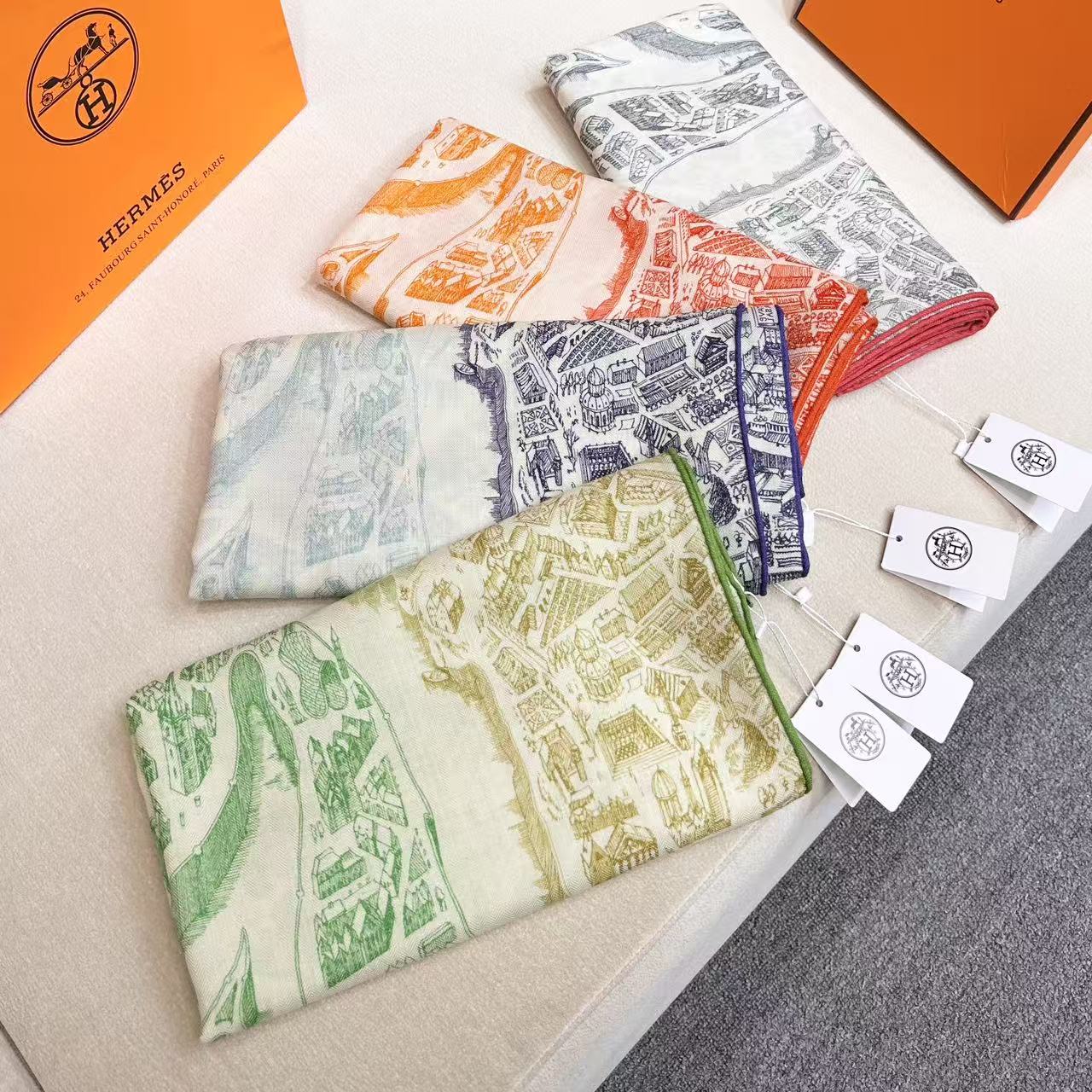 ❤骏马新城”140披肩 手工卷边山羊绒和真丝混纺披肩(70%山羊绒,30%桑蚕丝)。 这款迷人的140披肩令您散发内在优 ❤骏马新城”140披肩 手工卷边山羊绒和真丝混纺披肩(70%山羊绒,30%桑蚕丝)。 这款迷人的140披肩令您散发内在优