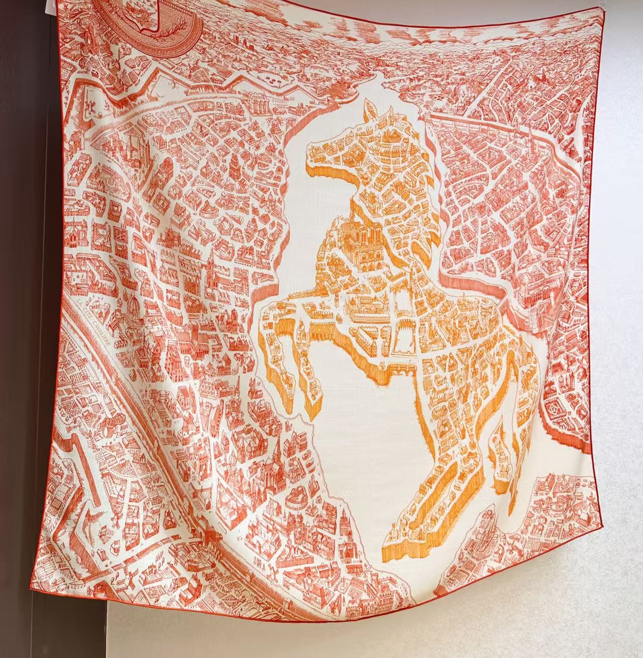❤骏马新城”140披肩 手工卷边山羊绒和真丝混纺披肩（70%山羊绒，30%桑蚕丝）。 这款迷人的140披肩令您散发内在优