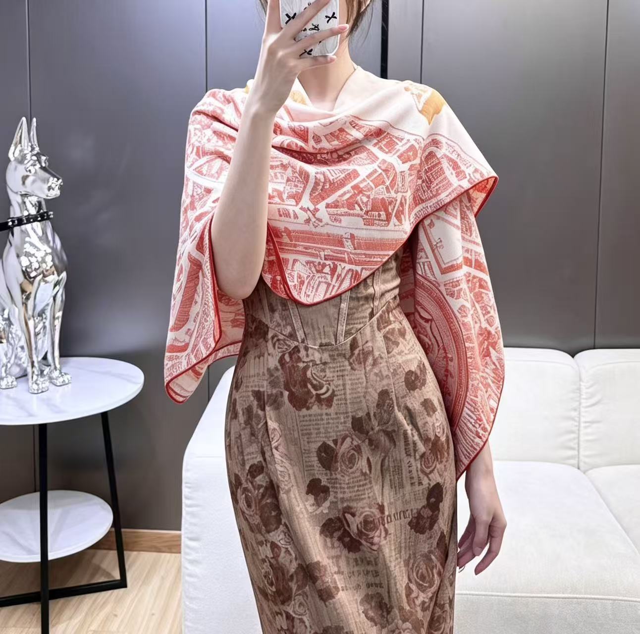 ❤骏马新城”140披肩 手工卷边山羊绒和真丝混纺披肩（70%山羊绒，30%桑蚕丝）。 这款迷人的140披肩令您散发内在优