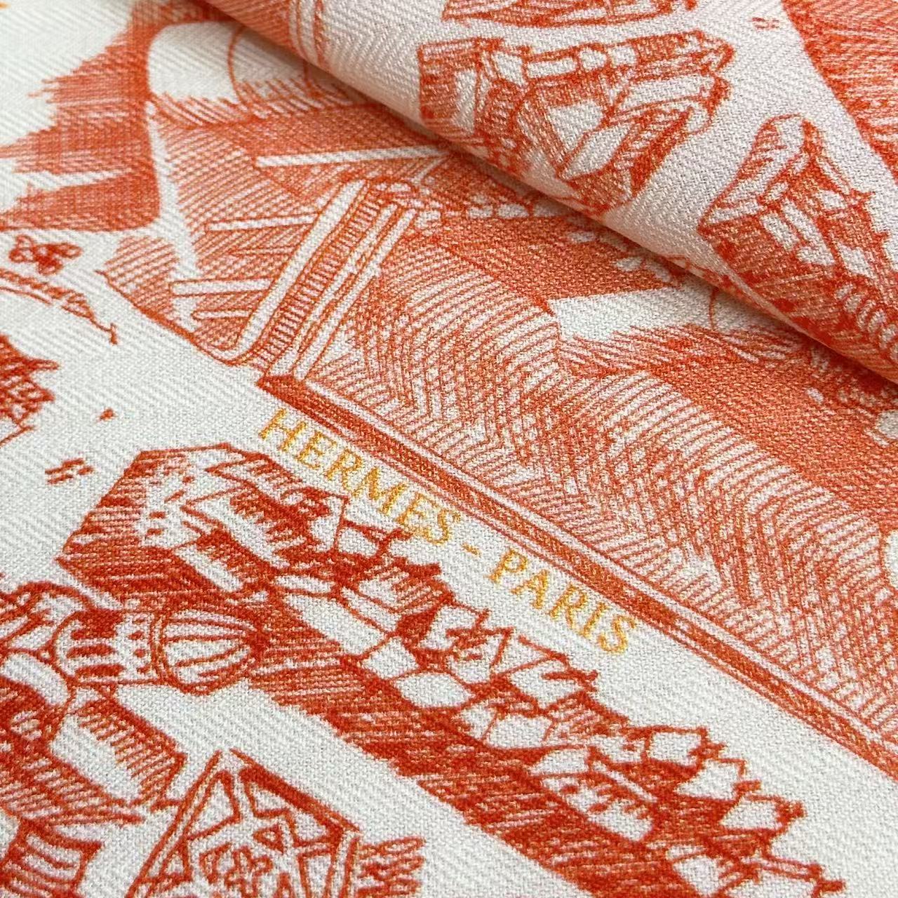 ❤骏马新城”140披肩 手工卷边山羊绒和真丝混纺披肩（70%山羊绒，30%桑蚕丝）。 这款迷人的140披肩令您散发内在优