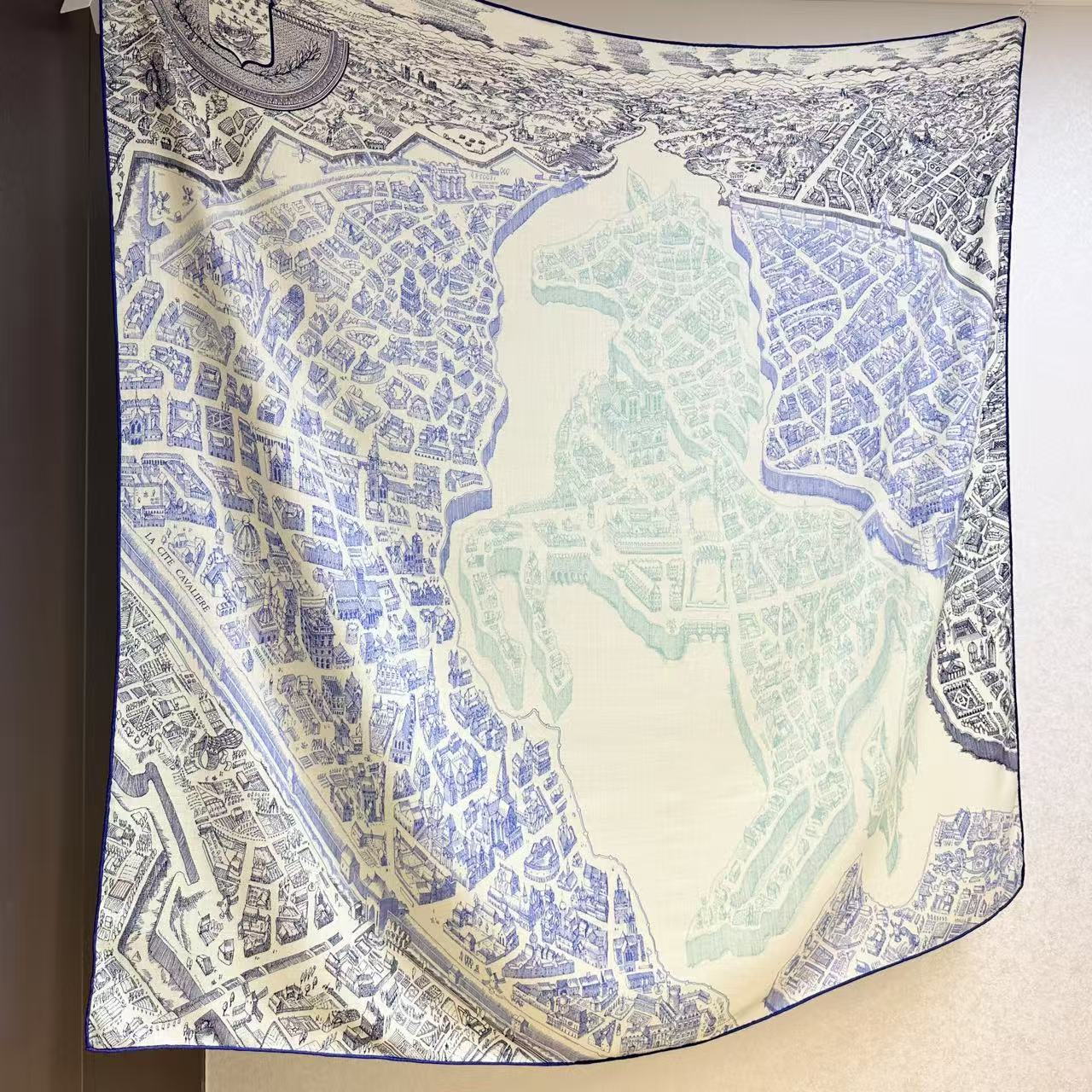 ❤骏马新城”140披肩 手工卷边山羊绒和真丝混纺披肩(70%山羊绒,30%桑蚕丝)。 这款迷人的140披肩令您散发内在优 ❤骏马新城”140披肩 手工卷边山羊绒和真丝混纺披肩(70%山羊绒,30%桑蚕丝)。 这款迷人的140披肩令您散发内在优