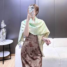 ❤骏马新城”140披肩 手工卷边山羊绒和真丝混纺披肩(70%山羊绒,30%桑蚕丝)。 这款迷人的140披肩令您散发内在优 ❤骏马新城”140披肩 手工卷边山羊绒和真丝混纺披肩(70%山羊绒,30%桑蚕丝)。 这款迷人的140披肩令您散发内在优