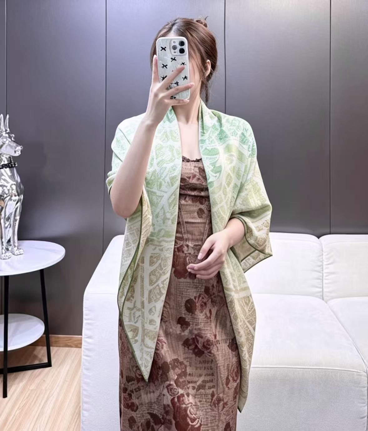 ❤骏马新城”140披肩 手工卷边山羊绒和真丝混纺披肩（70%山羊绒，30%桑蚕丝）。 这款迷人的140披肩令您散发内在优