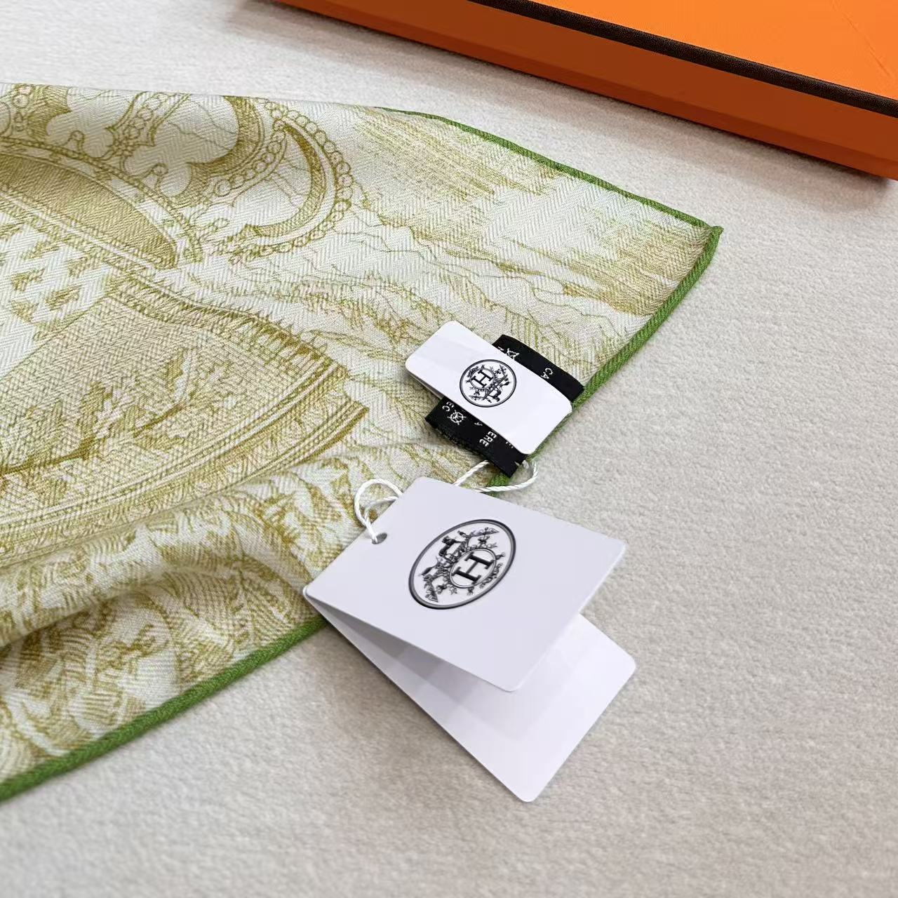 ❤骏马新城”140披肩 手工卷边山羊绒和真丝混纺披肩（70%山羊绒，30%桑蚕丝）。 这款迷人的140披肩令您散发内在优
