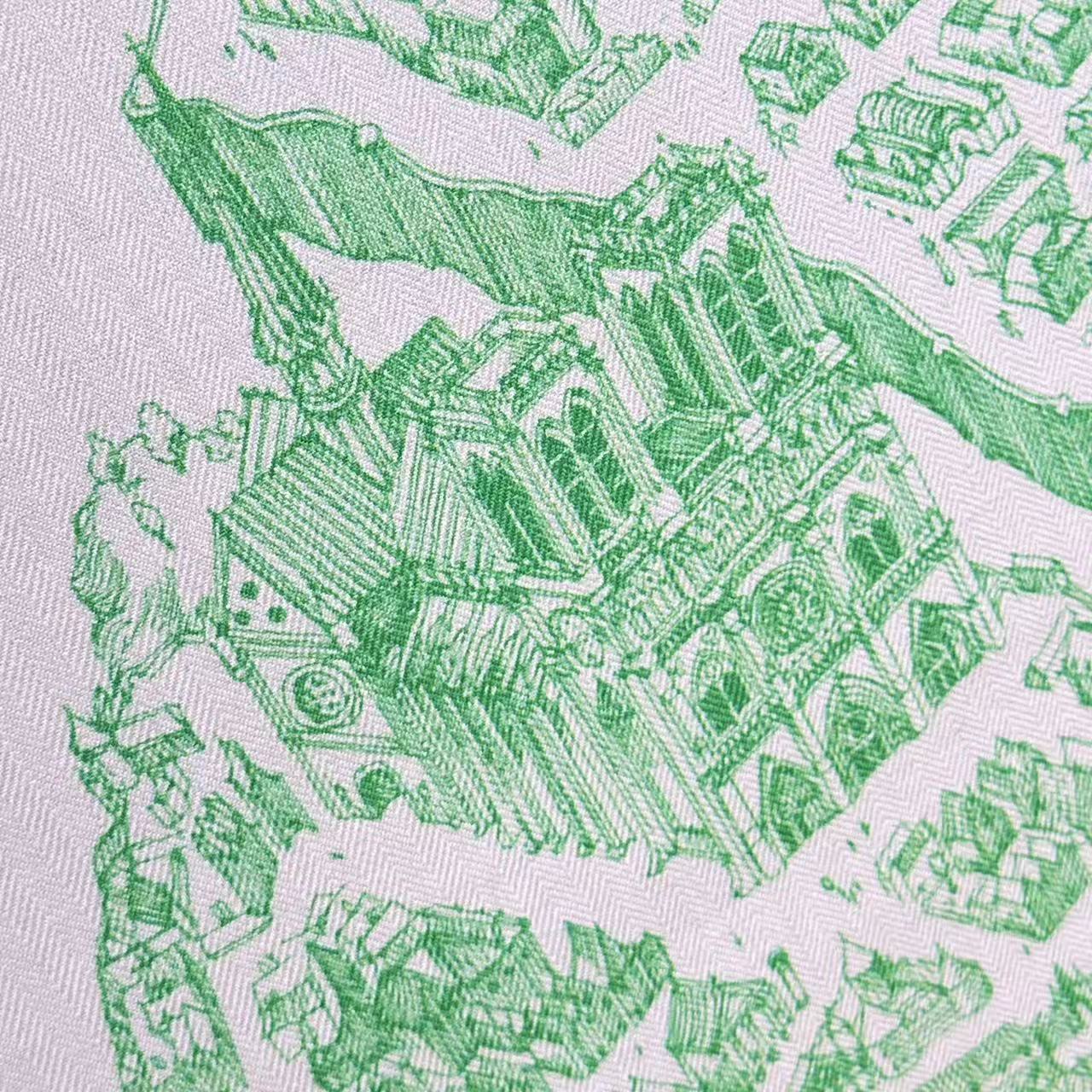 ❤骏马新城”140披肩 手工卷边山羊绒和真丝混纺披肩（70%山羊绒，30%桑蚕丝）。 这款迷人的140披肩令您散发内在优