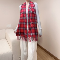 上新❤️新年红提前来啦!王牌口碑burberry经典羊绒格子围巾‼️专柜最新品相,目前专柜都换上了新标👍经典中的经典.全 上新❤️新年红提前来啦!王牌口碑burberry经典羊绒格子围巾‼️专柜最新品相,目前专柜都换上了新标👍经典中的经典.全