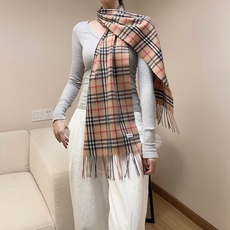 上新❤️新年红提前来啦!王牌口碑burberry经典羊绒格子围巾‼️专柜最新品相,目前专柜都换上了新标👍经典中的经典.全 上新❤️新年红提前来啦!王牌口碑burberry经典羊绒格子围巾‼️专柜最新品相,目前专柜都换上了新标👍经典中的经典.全