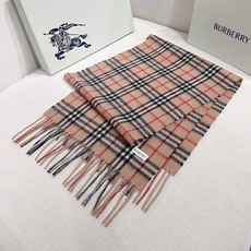 上新❤️新年红提前来啦!王牌口碑burberry经典羊绒格子围巾‼️专柜最新品相,目前专柜都换上了新标👍经典中的经典.全 上新❤️新年红提前来啦!王牌口碑burberry经典羊绒格子围巾‼️专柜最新品相,目前专柜都换上了新标👍经典中的经典.全