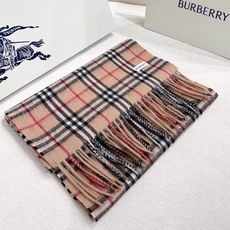 上新❤️新年红提前来啦!王牌口碑burberry经典羊绒格子围巾‼️专柜最新品相,目前专柜都换上了新标👍经典中的经典.全 上新❤️新年红提前来啦!王牌口碑burberry经典羊绒格子围巾‼️专柜最新品相,目前专柜都换上了新标👍经典中的经典.全
