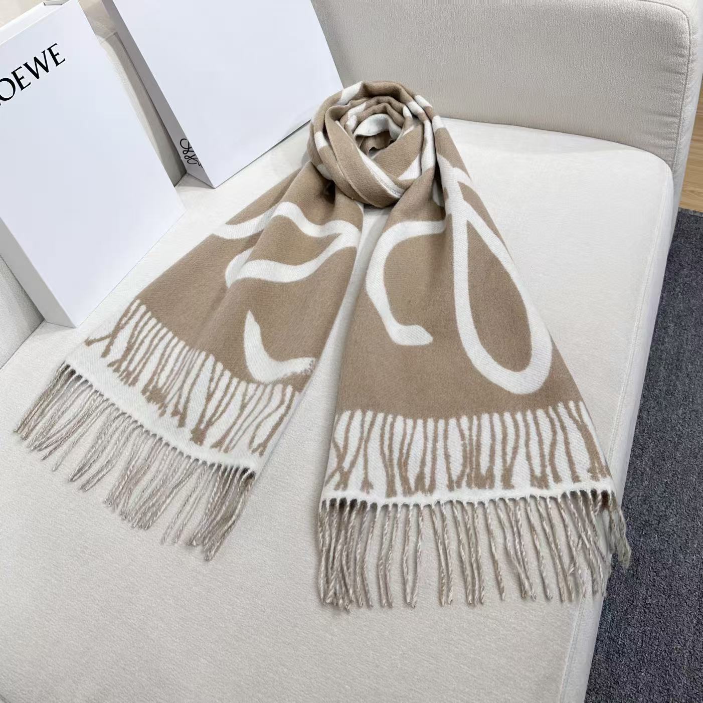 ❤️上新！Loewe新品❗️罗意威很幸運拿到這個品牌的東西，真的不多見，很少在國內做訂單，款式真的少的可怜❗️❗️❗️羅