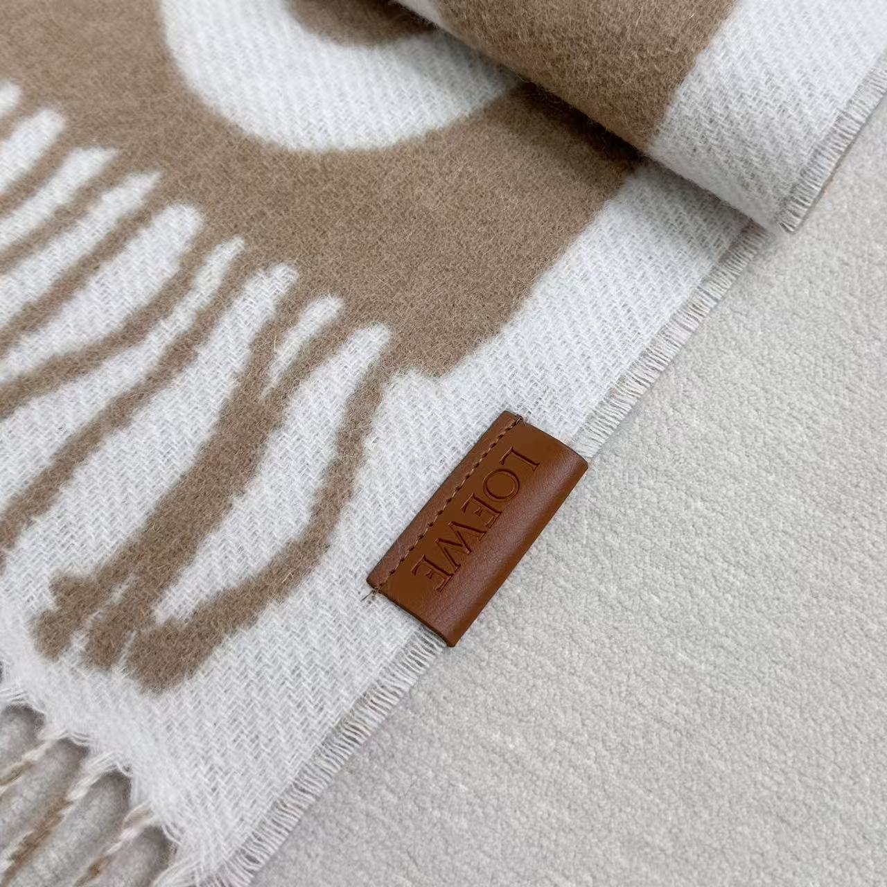 ❤️上新！Loewe新品❗️罗意威很幸運拿到這個品牌的東西，真的不多見，很少在國內做訂單，款式真的少的可怜❗️❗️❗️羅