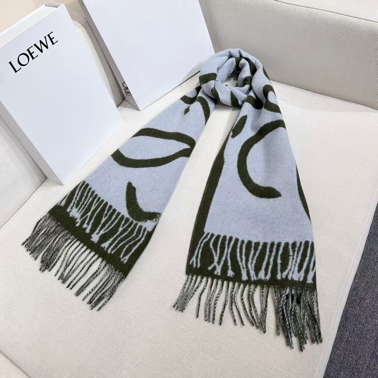 ❤️上新！Loewe新品❗️罗意威很幸運拿到這個品牌的東西，真的不多見，很少在國內做訂單，款式真的少的可怜❗️❗️❗️羅