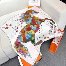 “轻扬花衣”hermes ~90厘米方巾 手工卷边斜纹真丝方巾(100%桑蚕丝)。 爱马仕丝巾是创意和作品故事的无限源泉 “轻扬花衣”hermes ~90厘米方巾 手工卷边斜纹真丝方巾(100%桑蚕丝)。 爱马仕丝巾是创意和作品故事的无限源泉