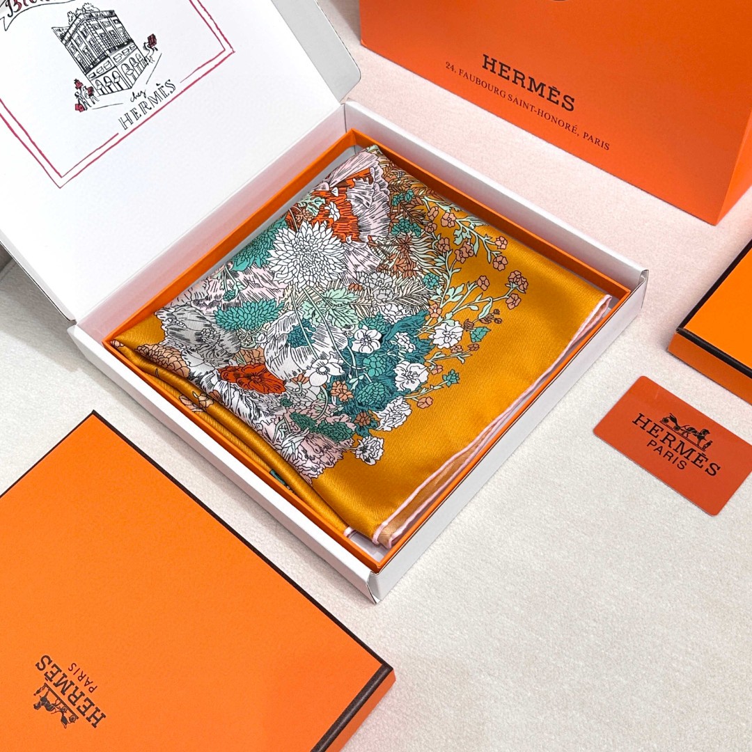 “轻扬花衣”hermes ~90厘米方巾 手工卷边斜纹真丝方巾（100%桑蚕丝）。 爱马仕丝巾是创意和作品故事的无限源泉