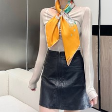 “轻扬花衣”hermes ~90厘米方巾 手工卷边斜纹真丝方巾(100%桑蚕丝)。 爱马仕丝巾是创意和作品故事的无限源泉 “轻扬花衣”hermes ~90厘米方巾 手工卷边斜纹真丝方巾(100%桑蚕丝)。 爱马仕丝巾是创意和作品故事的无限源泉