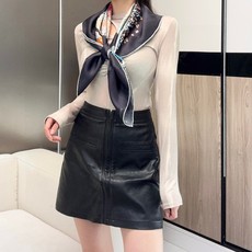 “轻扬花衣”hermes ~90厘米方巾 手工卷边斜纹真丝方巾(100%桑蚕丝)。 爱马仕丝巾是创意和作品故事的无限源泉 “轻扬花衣”hermes ~90厘米方巾 手工卷边斜纹真丝方巾(100%桑蚕丝)。 爱马仕丝巾是创意和作品故事的无限源泉