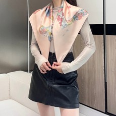 “轻扬花衣”hermes ~90厘米方巾 手工卷边斜纹真丝方巾(100%桑蚕丝)。 爱马仕丝巾是创意和作品故事的无限源泉 “轻扬花衣”hermes ~90厘米方巾 手工卷边斜纹真丝方巾(100%桑蚕丝)。 爱马仕丝巾是创意和作品故事的无限源泉