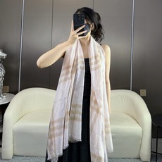 2024爆款巴宝利 🧣万众瞩目战马绣标经典版到货🎆最优质的年轻设计师推出的最新概念👓搭配调色纱染再色织🎉交织在一起形成新 2024爆款巴宝利 🧣万众瞩目战马绣标经典版到货🎆最优质的年轻设计师推出的最新概念👓搭配调色纱染再色织🎉交织在一起形成新