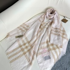 2024爆款巴宝利 🧣万众瞩目战马绣标经典版到货🎆最优质的年轻设计师推出的最新概念👓搭配调色纱染再色织🎉交织在一起形成新 2024爆款巴宝利 🧣万众瞩目战马绣标经典版到货🎆最优质的年轻设计师推出的最新概念👓搭配调色纱染再色织🎉交织在一起形成新