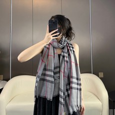2024爆款巴宝利 🧣万众瞩目战马绣标经典版到货🎆最优质的年轻设计师推出的最新概念👓搭配调色纱染再色织🎉交织在一起形成新 2024爆款巴宝利 🧣万众瞩目战马绣标经典版到货🎆最优质的年轻设计师推出的最新概念👓搭配调色纱染再色织🎉交织在一起形成新