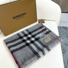 2024爆款巴宝利 🧣万众瞩目战马绣标经典版到货🎆最优质的年轻设计师推出的最新概念👓搭配调色纱染再色织🎉交织在一起形成新 2024爆款巴宝利 🧣万众瞩目战马绣标经典版到货🎆最优质的年轻设计师推出的最新概念👓搭配调色纱染再色织🎉交织在一起形成新