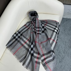 2024爆款巴宝利 🧣万众瞩目战马绣标经典版到货🎆最优质的年轻设计师推出的最新概念👓搭配调色纱染再色织🎉交织在一起形成新 2024爆款巴宝利 🧣万众瞩目战马绣标经典版到货🎆最优质的年轻设计师推出的最新概念👓搭配调色纱染再色织🎉交织在一起形成新