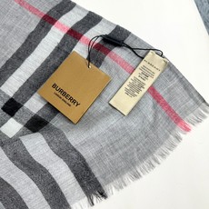 2024爆款巴宝利 🧣万众瞩目战马绣标经典版到货🎆最优质的年轻设计师推出的最新概念👓搭配调色纱染再色织🎉交织在一起形成新 2024爆款巴宝利 🧣万众瞩目战马绣标经典版到货🎆最优质的年轻设计师推出的最新概念👓搭配调色纱染再色织🎉交织在一起形成新