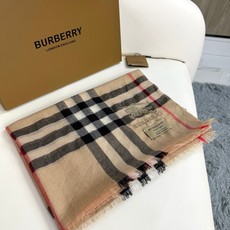 2024爆款巴宝利 🧣万众瞩目战马绣标经典版到货🎆最优质的年轻设计师推出的最新概念👓搭配调色纱染再色织🎉交织在一起形成新 2024爆款巴宝利 🧣万众瞩目战马绣标经典版到货🎆最优质的年轻设计师推出的最新概念👓搭配调色纱染再色织🎉交织在一起形成新