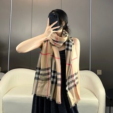 2024爆款巴宝利 🧣万众瞩目战马绣标经典版到货🎆最优质的年轻设计师推出的最新概念👓搭配调色纱染再色织🎉交织在一起形成新 2024爆款巴宝利 🧣万众瞩目战马绣标经典版到货🎆最优质的年轻设计师推出的最新概念👓搭配调色纱染再色织🎉交织在一起形成新