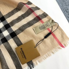 2024爆款巴宝利 🧣万众瞩目战马绣标经典版到货🎆最优质的年轻设计师推出的最新概念👓搭配调色纱染再色织🎉交织在一起形成新 2024爆款巴宝利 🧣万众瞩目战马绣标经典版到货🎆最优质的年轻设计师推出的最新概念👓搭配调色纱染再色织🎉交织在一起形成新