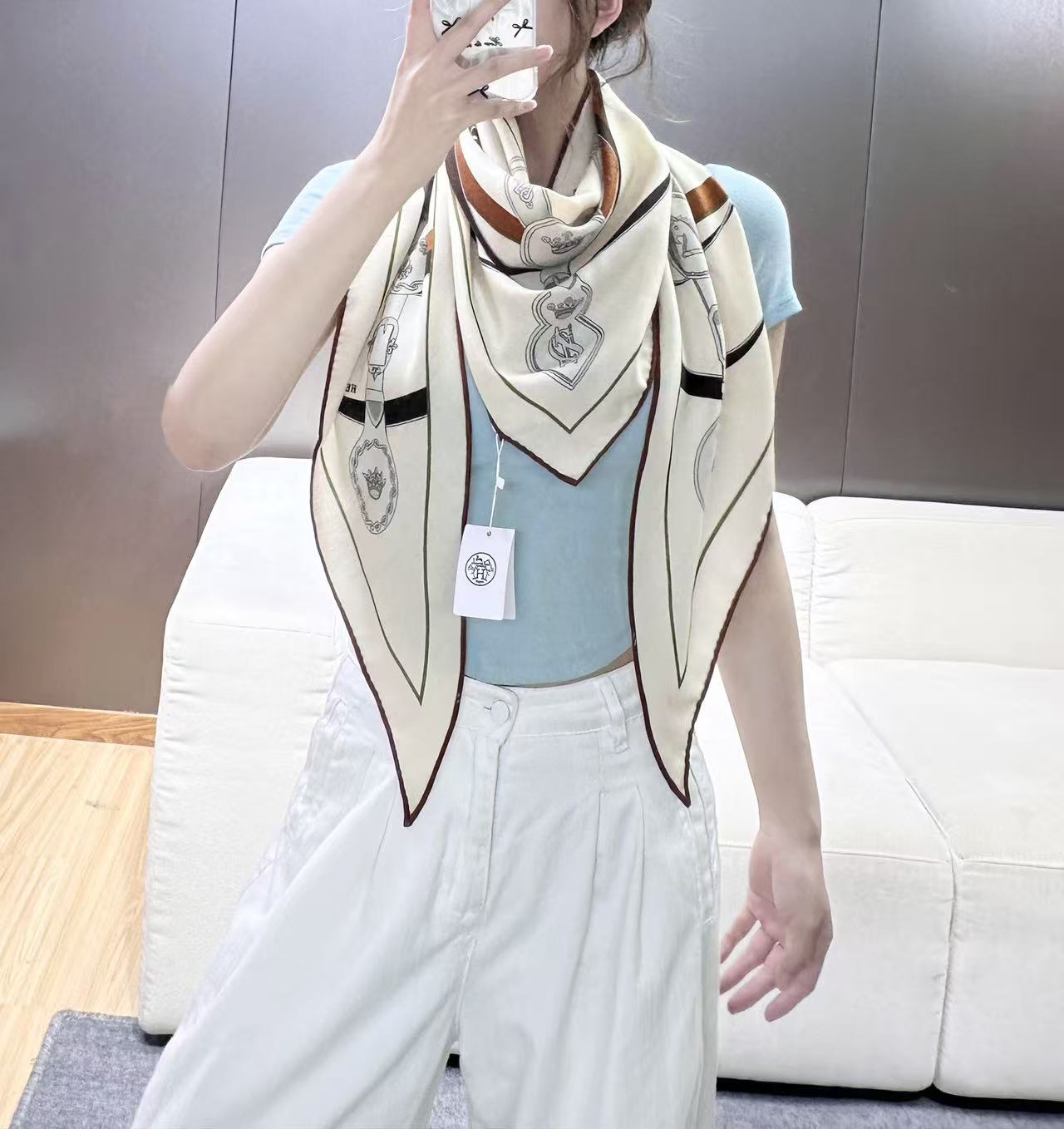 【高品质】 上新❤️ 爱马仕 |  (清晨漫步)大三角巾 | 手工卷边山羊绒和真丝混纺大三角巾（70%山羊绒，30%桑蚕